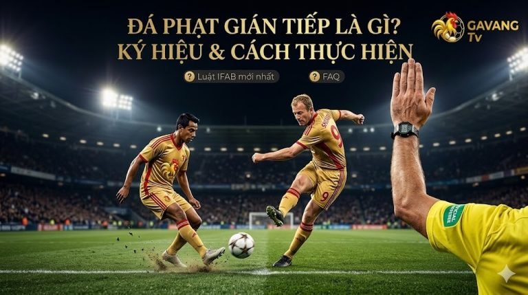 Trọng tài bóng đá giơ thẳng tay ra hiệu quả đá phạt gián tiếp, cùng cầu thủ Gavang TV chuẩn bị thực hiện pha chạm bóng.
