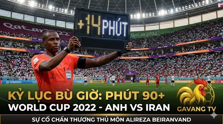 Trọng tài giơ bảng điện tử thông báo kỷ lục thời gian bù giờ lên đến 14 phút trong trận đấu giữa Anh và Iran tại World Cup 2022.