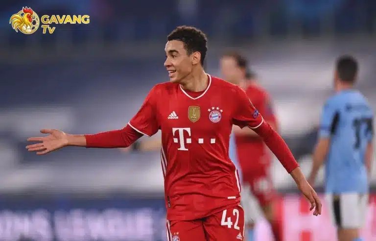 Tiền vệ trẻ Jamal Musiala của Bayern Munich thể hiện phong cách đi bóng "trượt tuyết" uyển chuyển và kỹ năng kiểm soát bóng đỉnh cao giữa vòng vây đối phương.