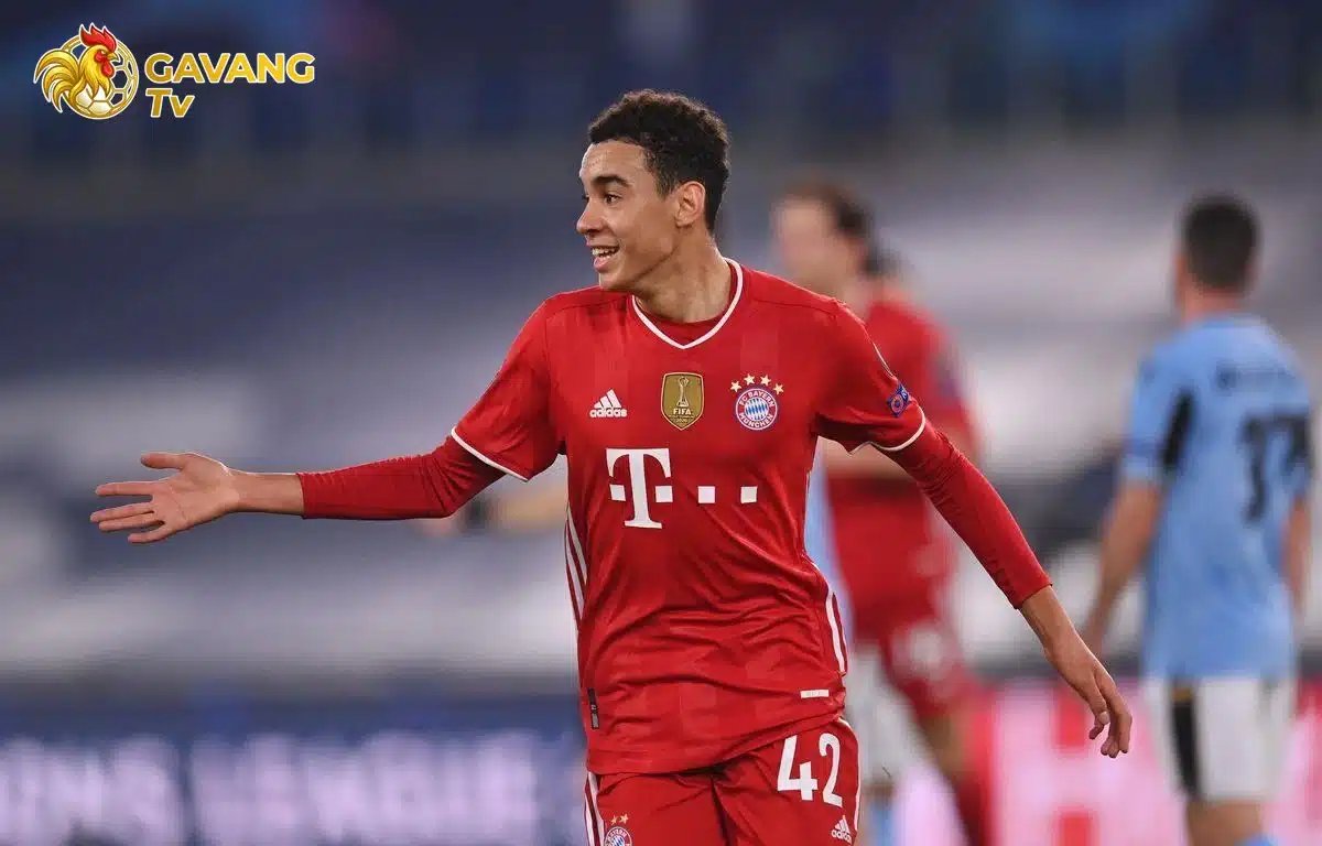 Tiền vệ trẻ Jamal Musiala của Bayern Munich thể hiện phong cách đi bóng "trượt tuyết" uyển chuyển và kỹ năng kiểm soát bóng đỉnh cao giữa vòng vây đối phương.