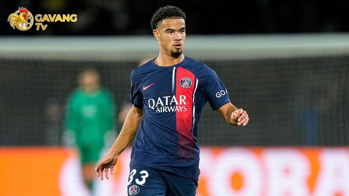 Tiền vệ trẻ Warren Zaire-Emery thi đấu chững chạc trong màu áo Paris Saint-Germain, thiết lập kỷ lục cầu thủ trẻ nhất lịch sử ra sân cho CLB.