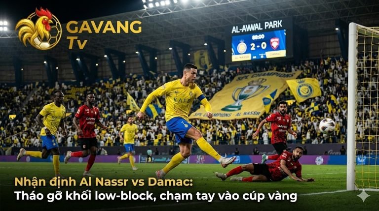 Hình ảnh đồ họa kịch tính phối màu cinematic rực lửa, chụp Cristiano Ronaldo và Sadio Mane trong trang phục Al Nassr đang gầm thét ăn mừng tại sân Al-Awwal Park. Phía sau lưng các cầu thủ là hình ảnh chiếc cúp vô địch Saudi Pro League làm mờ lơ lửng. Chữ overlay lớn, góc cạnh: '90 PHÚT CHẠM TAY VÀO CÚP VÀNG'. Logo GAVANG Tv góc trên bên trái.