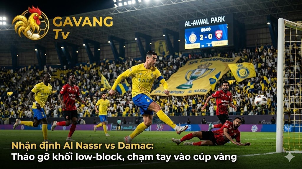 Hình ảnh đồ họa kịch tính phối màu cinematic rực lửa, chụp Cristiano Ronaldo và Sadio Mane trong trang phục Al Nassr đang gầm thét ăn mừng tại sân Al-Awwal Park. Phía sau lưng các cầu thủ là hình ảnh chiếc cúp vô địch Saudi Pro League làm mờ lơ lửng. Chữ overlay lớn, góc cạnh: '90 PHÚT CHẠM TAY VÀO CÚP VÀNG'. Logo GAVANG Tv góc trên bên trái.